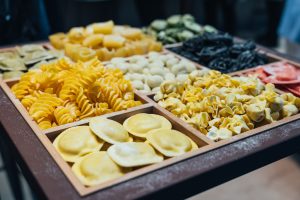 surgital pasta auf holzbrett