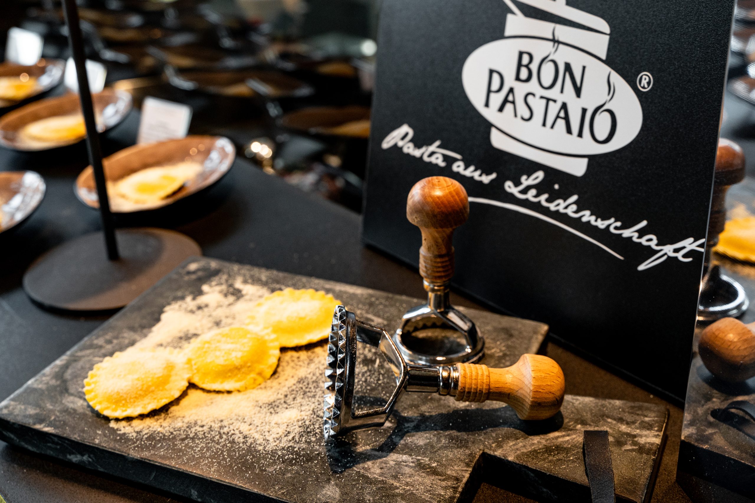 bon pastaio selbstgemachte nudeln auf tisch