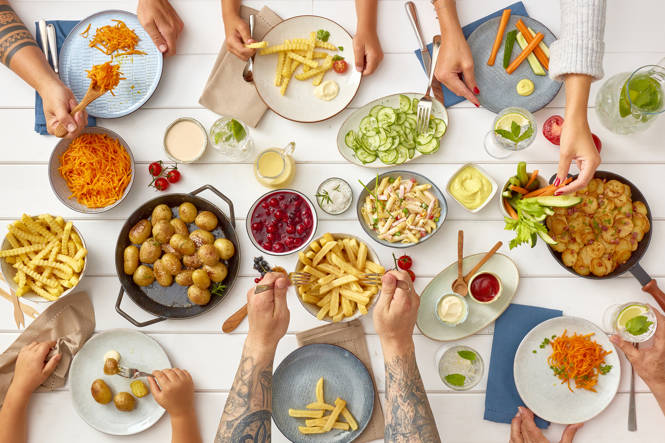 gedeckter tisch mit kartoffelprodukten